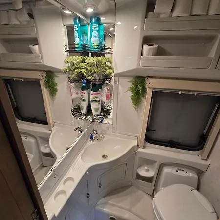 אתר קמפינג Autocaravan,camper,campervan,motorhome,not Driveable,only Habitable